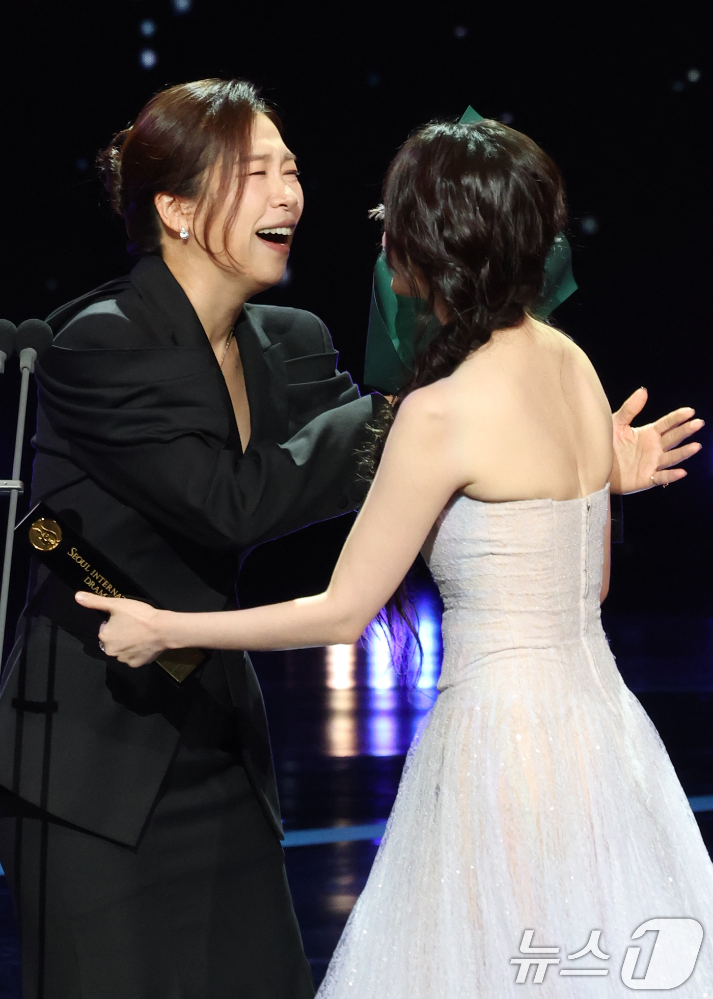 (서울=뉴스1) 권현진 기자 = 배우 염혜란(왼쪽)이 2일 오후 서울 여의도 KBS 홀에서 열린 제20회 서울드라마어워즈에 참석해 '폭싹 속았수다'로 K-드라마 부문 연기자상을 받 …