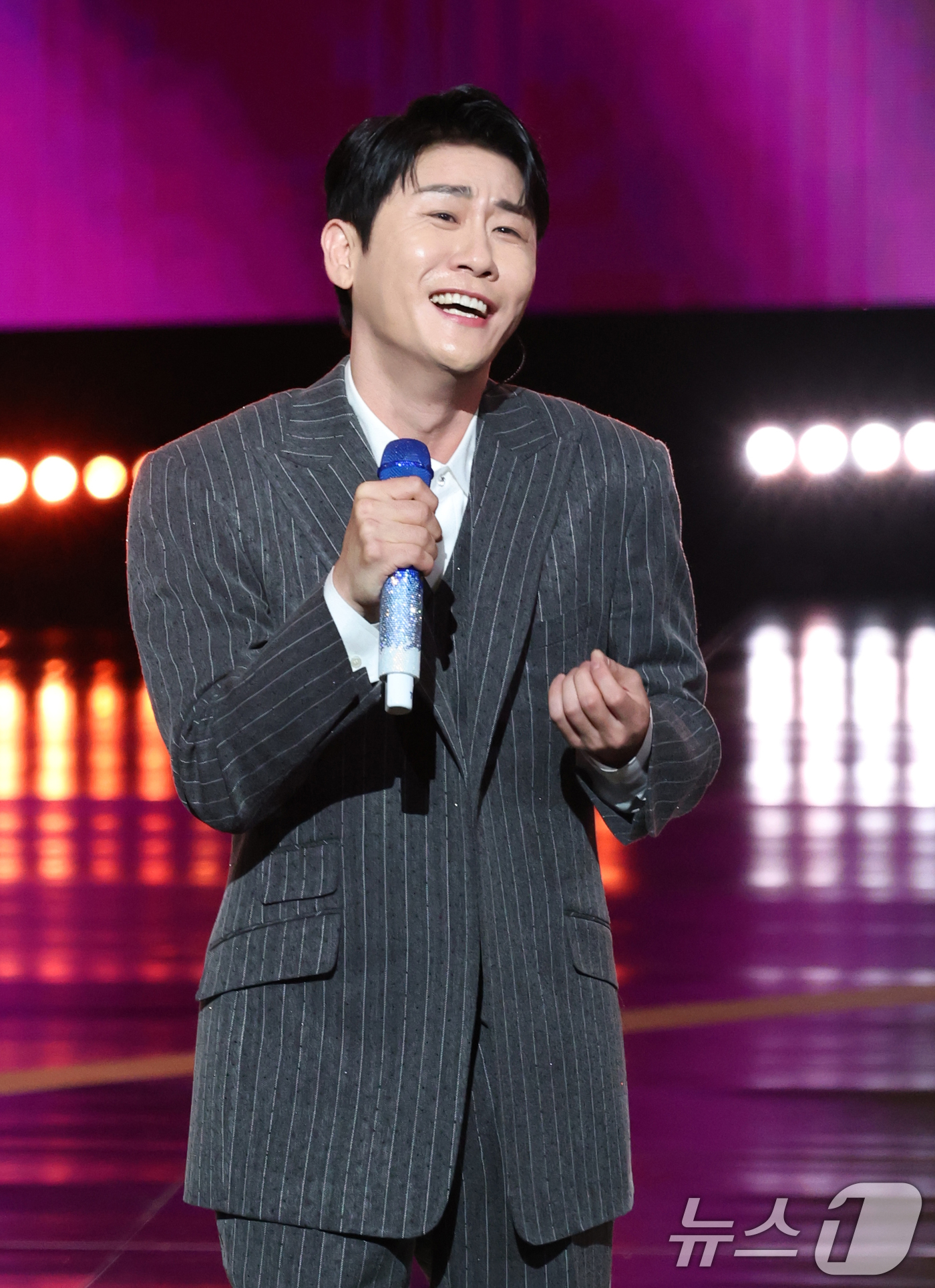 (서울=뉴스1) 권현진 기자 = 가수 영탁이 2일 오후 서울 여의도 KBS 홀에서 열린 제20회 서울드라마어워즈에 참석해 K-드라마 부문 OST 상을 받은 뒤 화려한 축하공연을 선 …