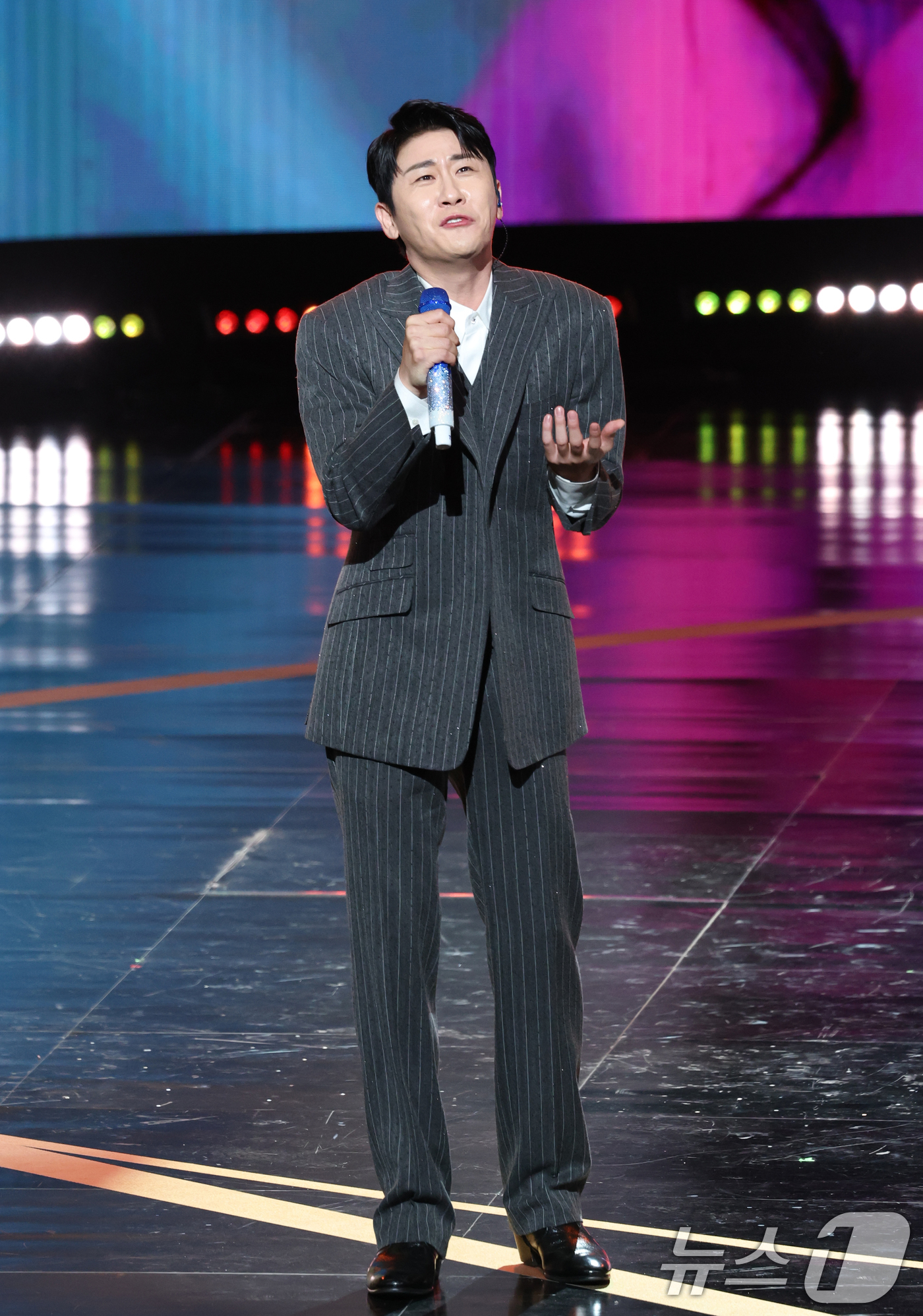 (서울=뉴스1) 권현진 기자 = 가수 영탁이 2일 오후 서울 여의도 KBS 홀에서 열린 제20회 서울드라마어워즈에 참석해 K-드라마 부문 OST 상을 받은 뒤 화려한 축하공연을 펼 …