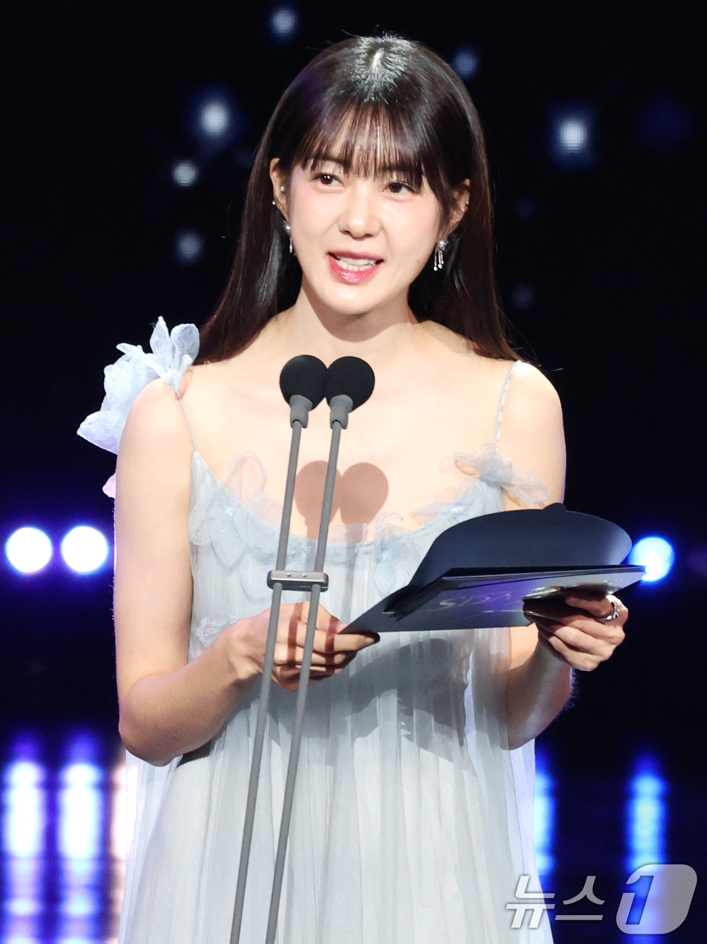 (서울=뉴스1) 권현진 기자 = 배우 이요원이 2일 오후 서울 여의도 KBS 홀에서 열린 제20회 서울드라마어워즈에 참석해 시상자를 호명하고 있다, 2025.10.2/뉴스1