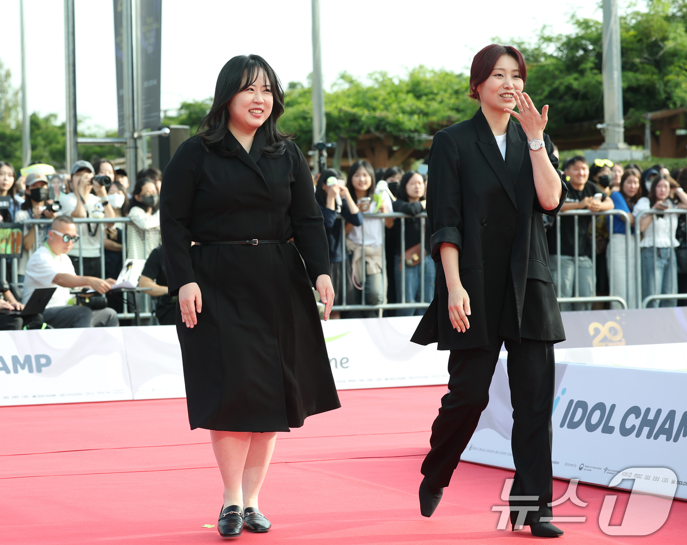 (서울=뉴스1) 권현진 기자 = '아들이 죽었다' 이수현 작가와 나지현 감독(오른쪽)이 2일 오후 서울 여의도 KBS 홀에서 열린 제20회 서울드라마어워즈에 참석해 레드카펫을 밟고 …