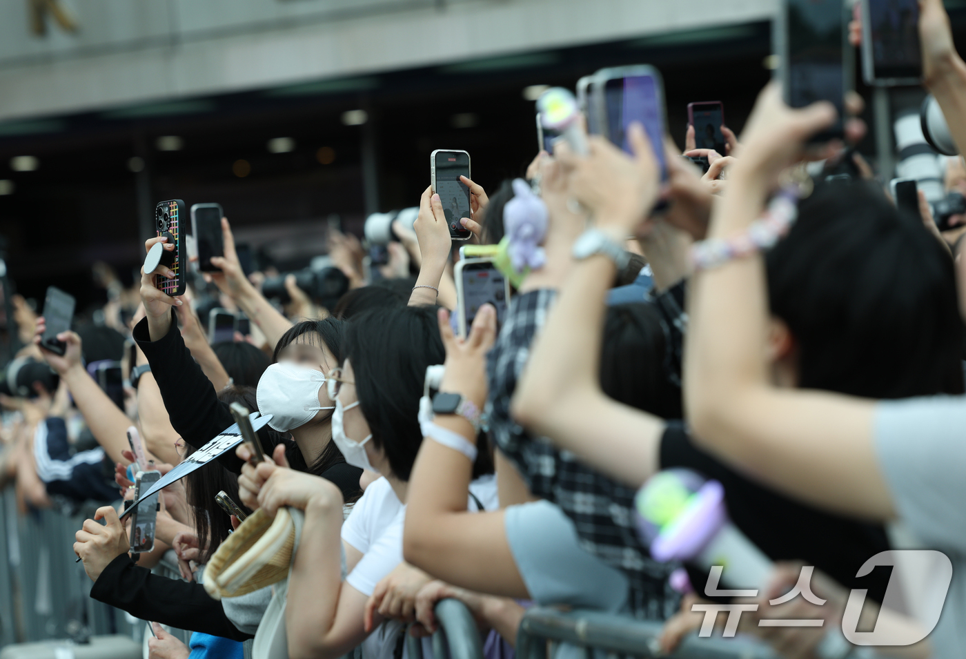 (서울=뉴스1) 권현진 기자 = 2일 오후 서울 여의도 KBS 홀에서 열린 제20회 서울드라마어워즈에서 팬들이 핸드폰을 높이 들고 아이유를 찍고 있다. 2025.10.2/뉴스1