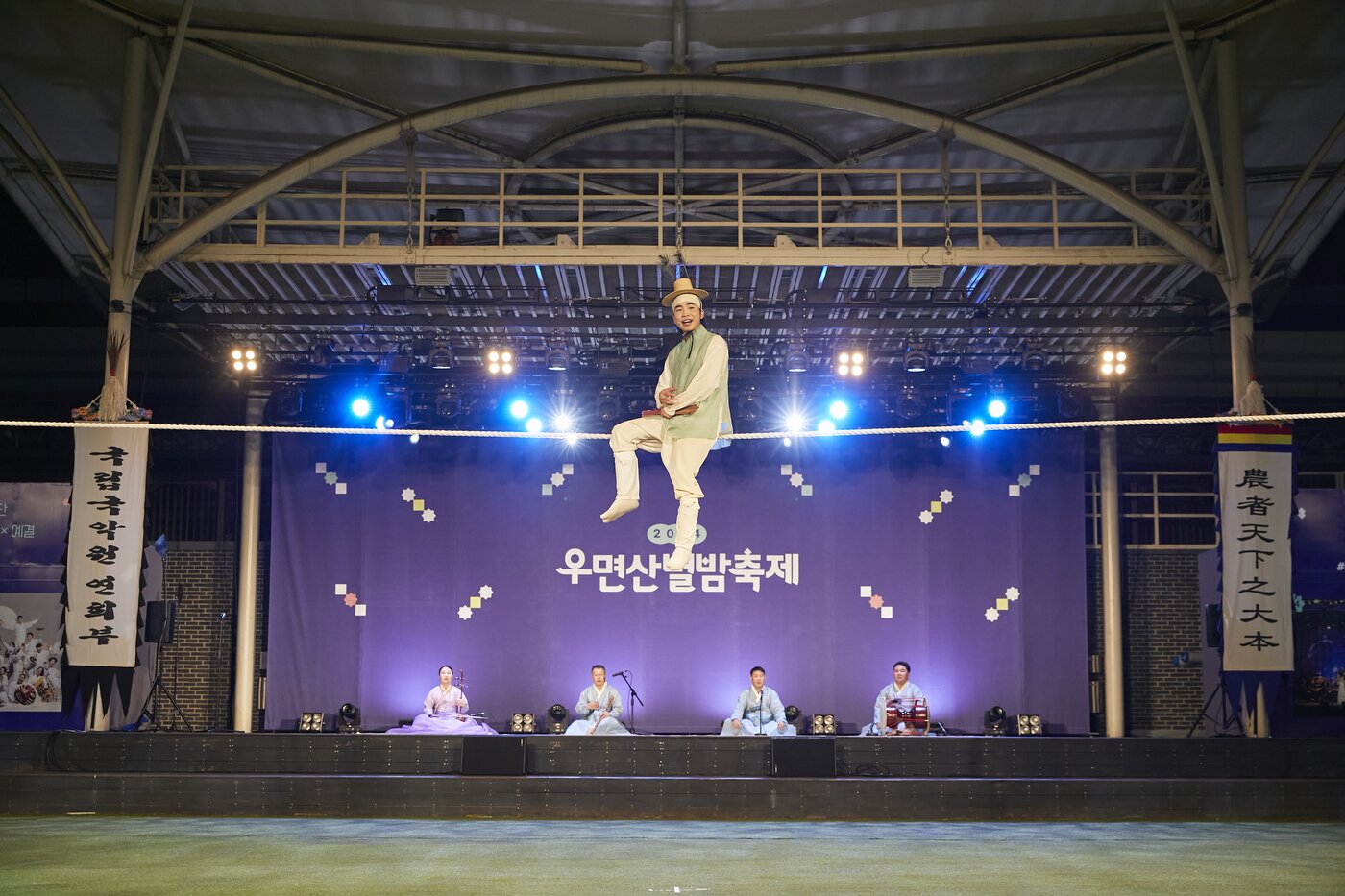 본문 이미지 - 줄타기 공연&#40;국립국악원 제공&#41;