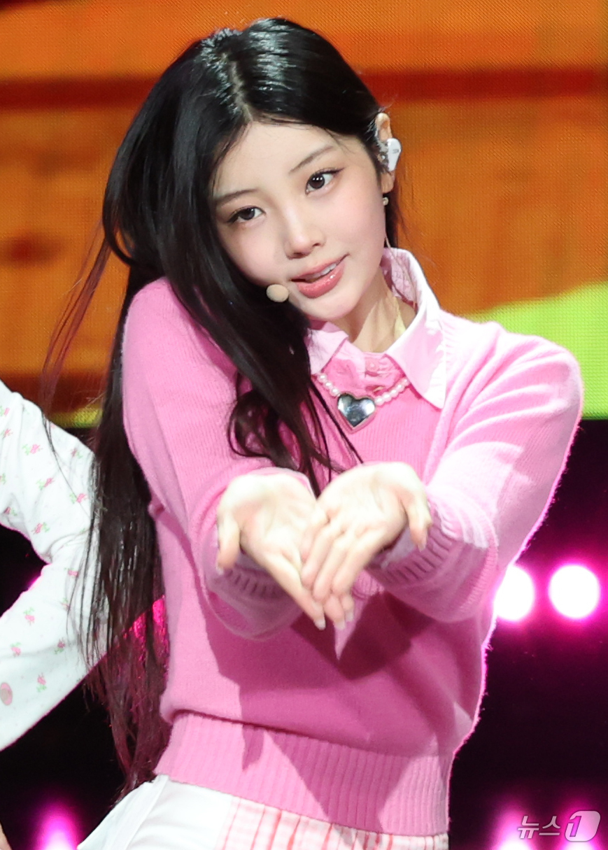 (서울=뉴스1) 권현진 기자 = 그룹 아일릿 원희가 2일 오후 서울 여의도 KBS 홀에서 열린 제20회 서울드라마어워즈에 참석해 화려한 축하공연을 선보이고 있다. 2025.10.2 …