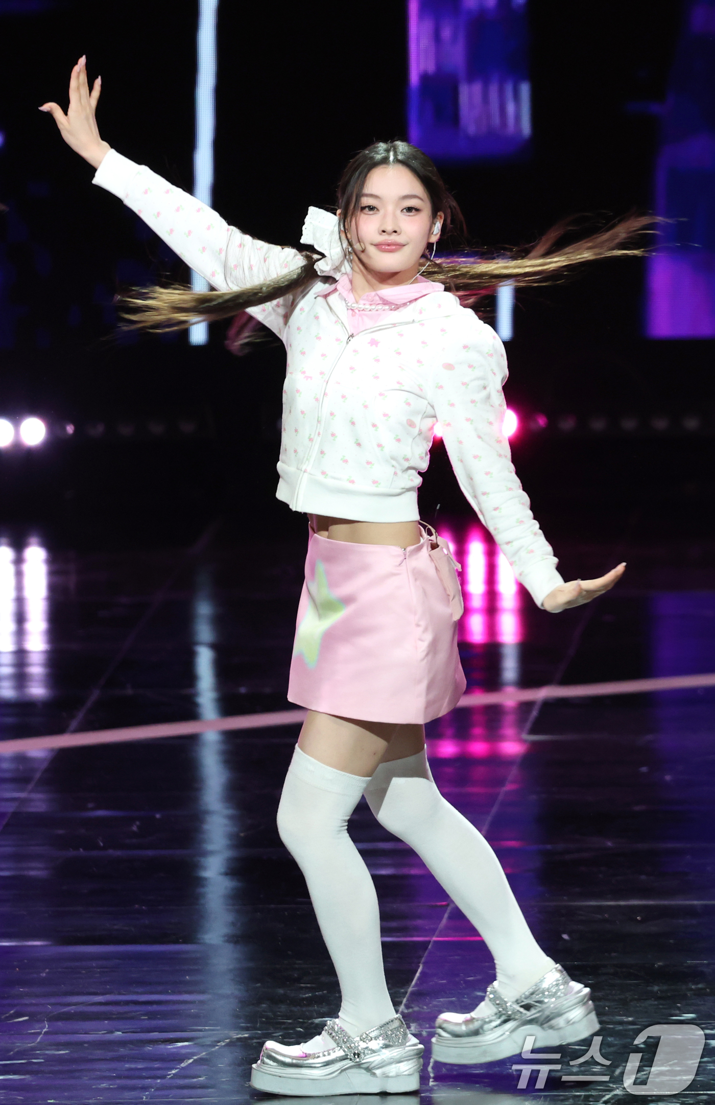 (서울=뉴스1) 권현진 기자 = 그룹 아일릿 이로하가 2일 오후 서울 여의도 KBS 홀에서 열린 제20회 서울드라마어워즈에 참석해 화려한 축하공연을 선보이고 있다. 2025.10. …