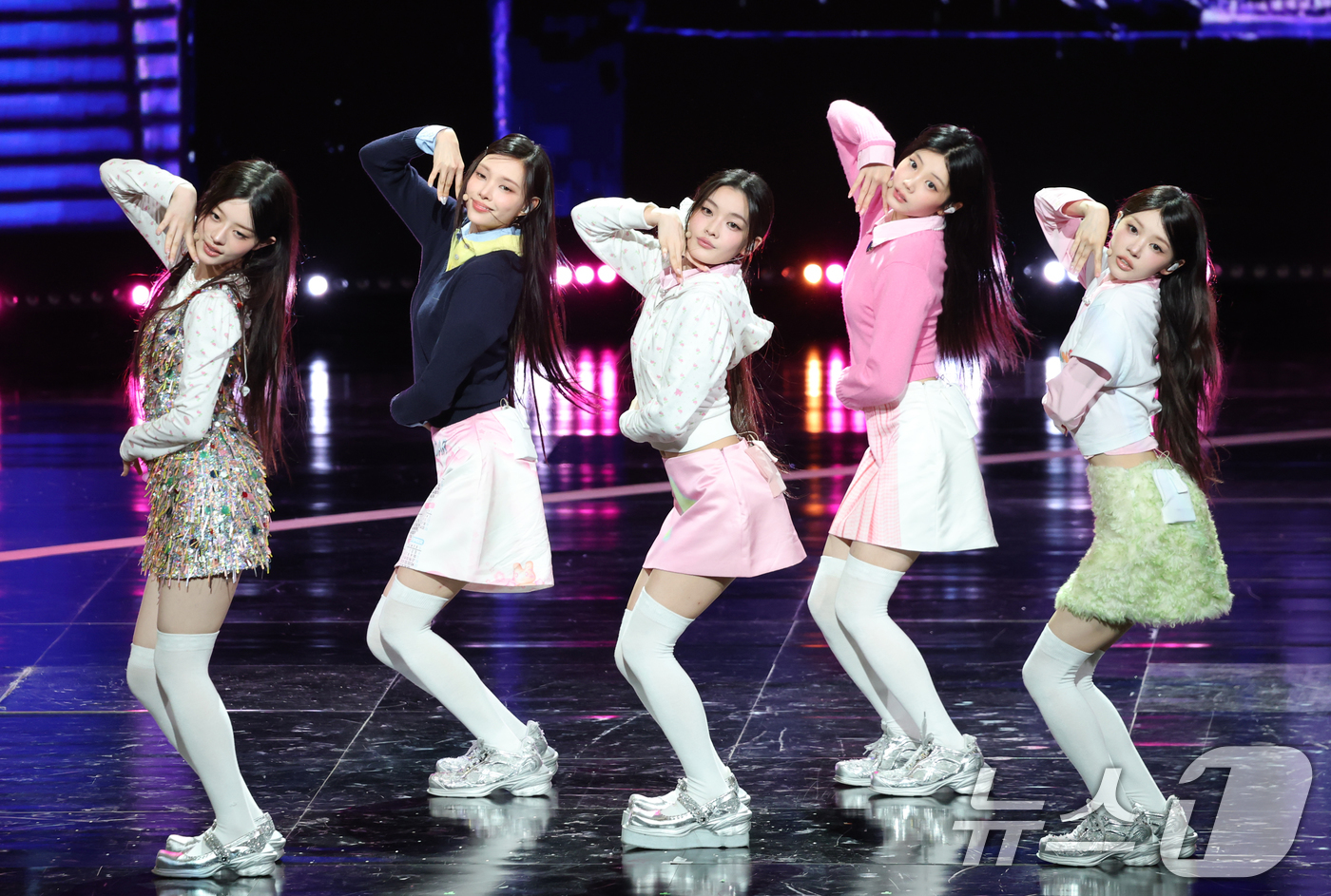 (서울=뉴스1) 권현진 기자 = 그룹 아일릿이 2일 오후 서울 여의도 KBS 홀에서 열린 제20회 서울드라마어워즈에 참석해 화려한 축하공연을 선보이고 있다. 2025.10.2/뉴스 …