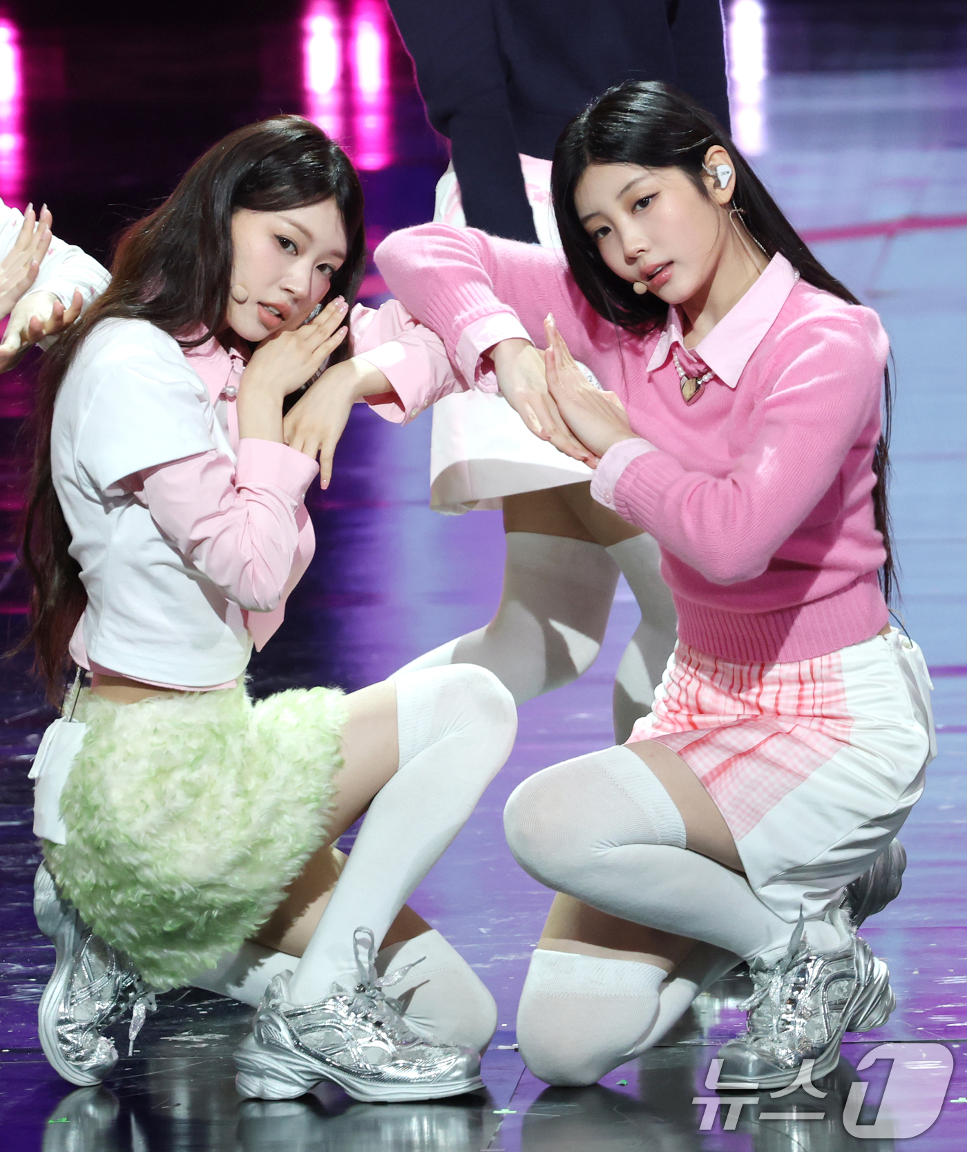 (서울=뉴스1) 권현진 기자 = 그룹 아일릿 모카와 원희(오른쪽)가 2일 오후 서울 여의도 KBS 홀에서 열린 제20회 서울드라마어워즈에 참석해 화려한 축하공연을 선보이고 있다. …