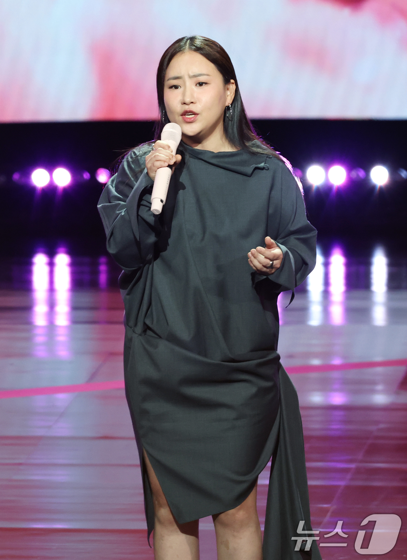 (서울=뉴스1) 권현진 기자 = 어반자카파 조현아가 2일 오후 서울 여의도 KBS 홀에서 열린 제20회 서울드라마어워즈에 참석해 축하공연을 선보이고 있다. 2025.10.2/뉴스1 …