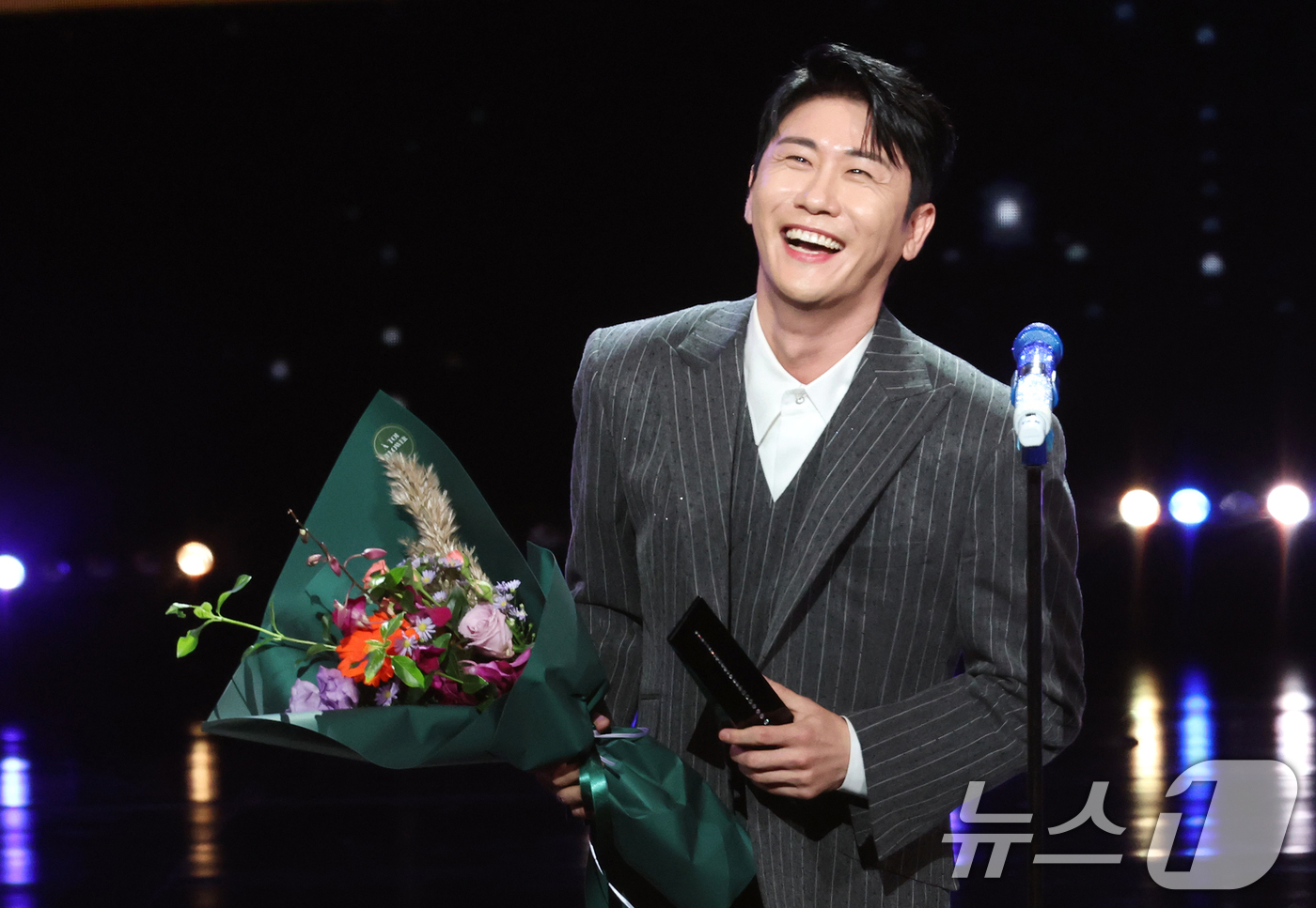 (서울=뉴스1) 권현진 기자 = 가수 영탁이 2일 오후 서울 여의도 KBS 홀에서 열린 제20회 서울드라마어워즈에 참석해 K-드라마 부문 OST 상을 받은 뒤 환한 미소를 짓고 있 …