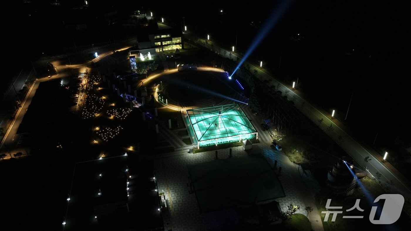 본문 이미지 - &#39;2025 평창 에코 라이트&#39;가 오는 3~12일 오후 6시~8시 30분 강원 평창군 평창읍 노람들 에코랜드에서 열리는 가운데, 평창군이 개최 하루 전인 2일 오후 7시 드론으로 행사장을 촬영한 사진. &#40;평창군 제공. 재판매 및 DB금지&#41; 2025.10.2/뉴스1