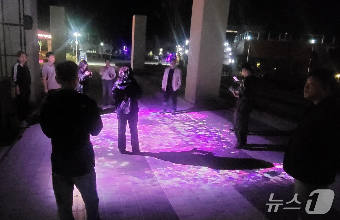 본문 이미지 - &#39;2025 평창 에코 라이트&#39;가 오는 3~12일 오후 6시~8시 30분 강원 평창군 평창읍 노람들 에코랜드에서 열리는 가운데, 평창관광문화재단이 개최 하루 전인 2일 오후 7시 현장 &#39;프레스 데이&#39;를 통해 현장 주요 시설을 공개했다. 2025.10.2/뉴스1 신관호 기자