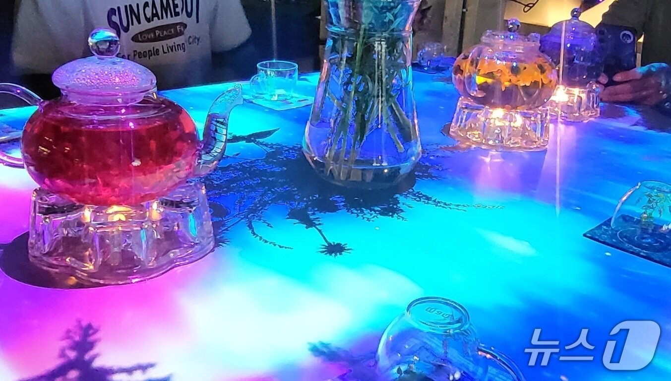 본문 이미지 - &#39;2025 평창 에코 라이트&#39;가 오는 3~12일 오후 6시~8시 30분 강원 평창군 평창읍 노람들 에코랜드에서 열리는 가운데, 평창관광문화재단이 개최 하루 전인 2일 오후 7시 현장 &#39;프레스 데이&#39;를 통해 현장 주요 프로그램인 &#39;달빛 다담&#39; 공간을 공개했다. 2025.10.2/뉴스1 신관호 기자