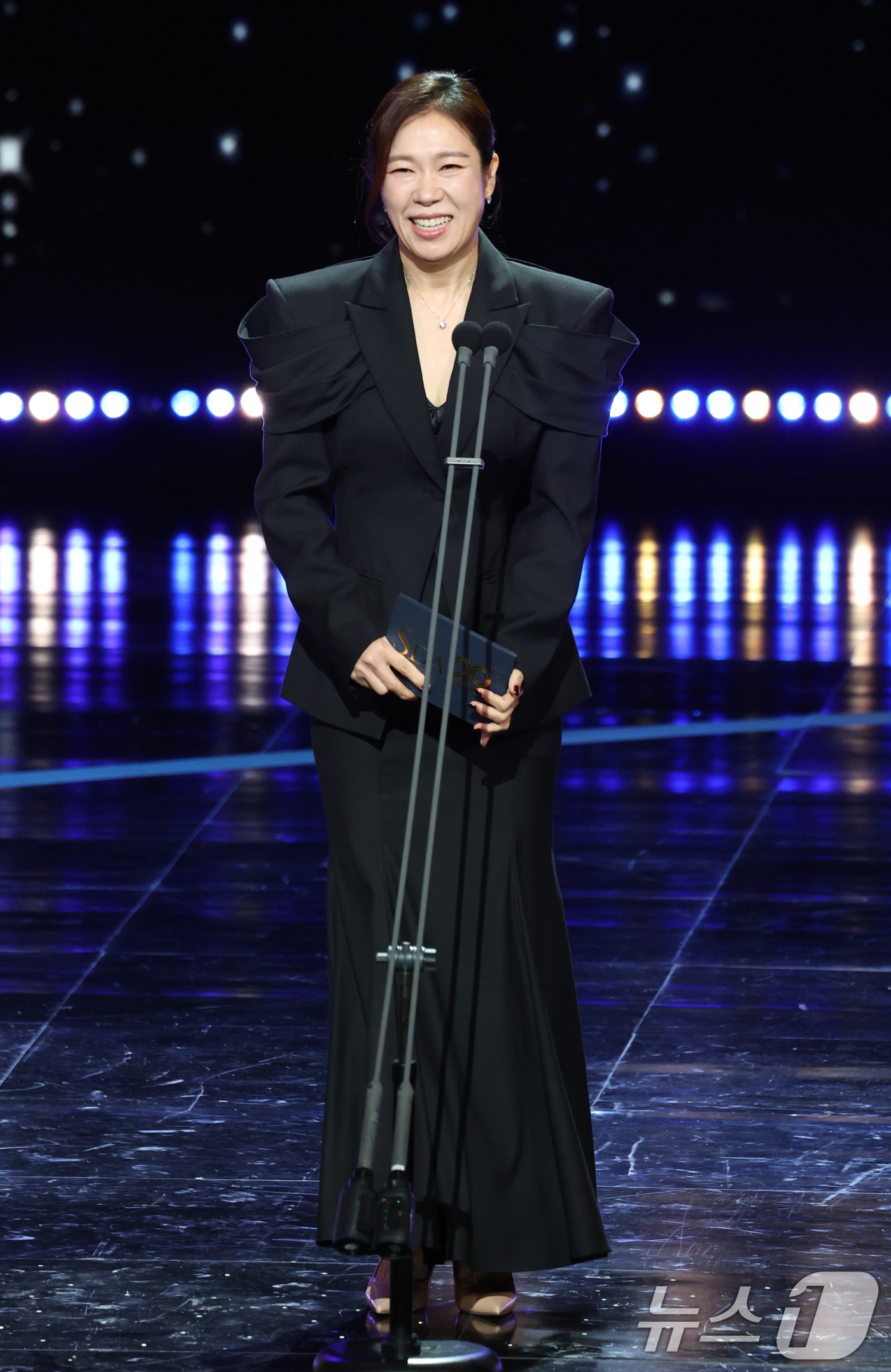 (서울=뉴스1) 권현진 기자 = 배우 염혜란이 2일 오후 서울 여의도 KBS 홀에서 열린 제20회 서울드라마어워즈에 시상자로 시상자로 참석해 미소를 짓고 있다. 2025.10.2/ …