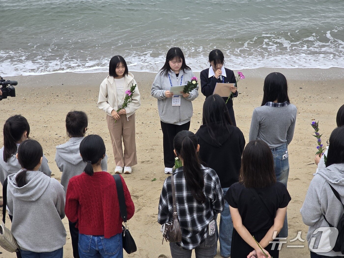본문 이미지 - 19일, 부산 남성여자고등학교 학생들이 사비에르고와 하기코엔고 학생들과 함께 장생탄광 수몰사고 현장 앞 바닷가에서 추도식을 올리고 있다. ⓒ 뉴스1 김정한 기자