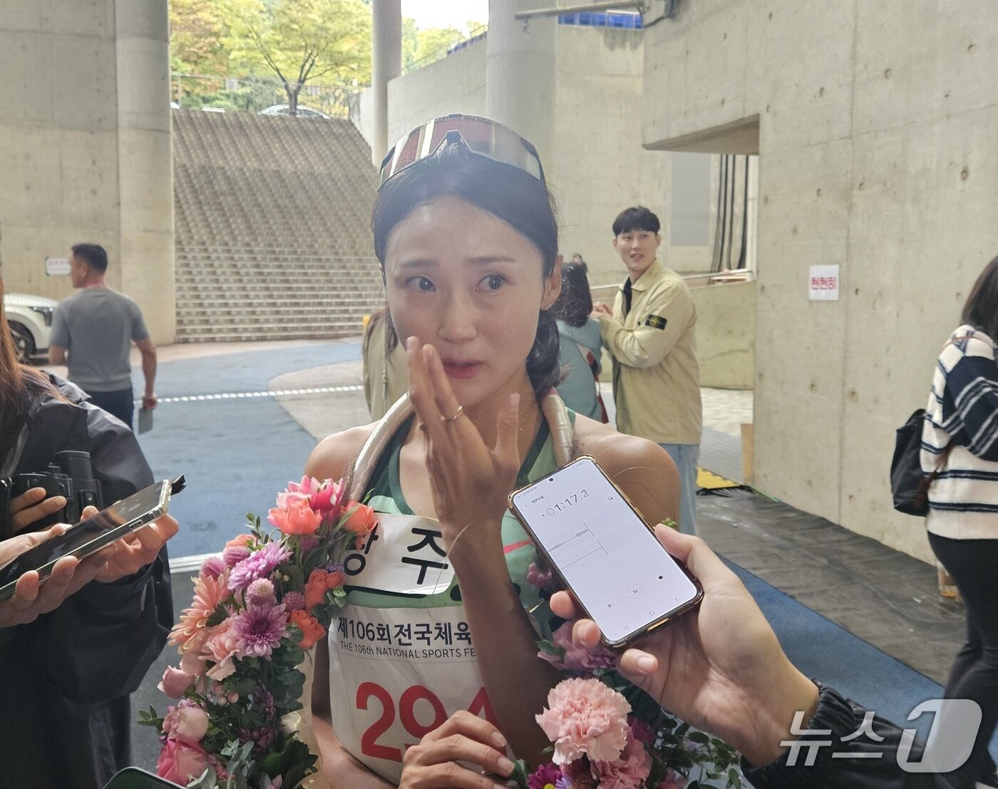 본문 이미지 - 트랙을 떠나는 여자 육상 단거리 간판 강다슬. /뉴스1 ⓒ 뉴스1 김도용 기자