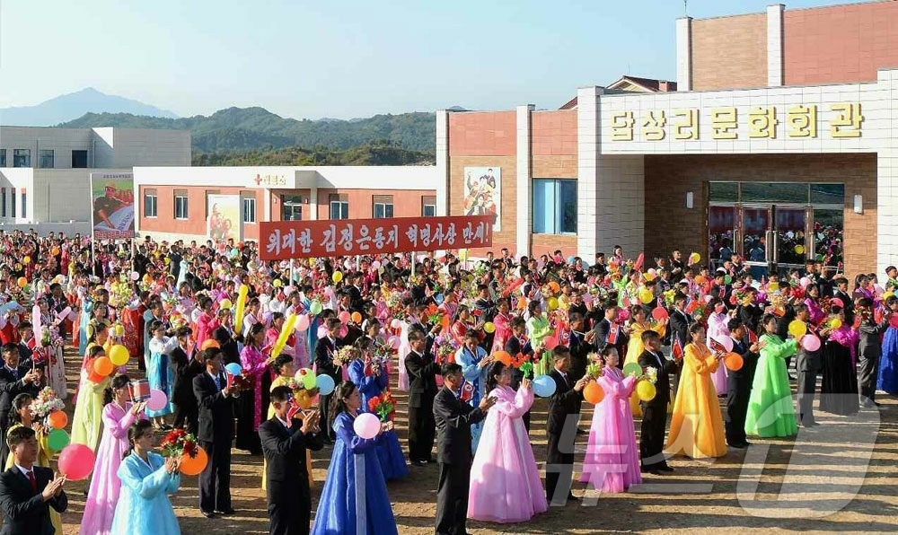 (평양 노동신문=뉴스1) = 북한 노동당 기관지 노동신문은 20일 "운산군 답상농장에 사회주의농촌문명을 자랑하며 새 살림집, 사무청사, 문화회관, 답상원, 진료소, 10일유치원, …