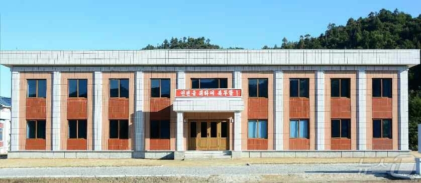 (평양 노동신문=뉴스1) = 북한 노동당 기관지 노동신문은 20일 "운산군 답상농장에 사회주의농촌문명을 자랑하며 새 살림집, 사무청사, 문화회관, 답상원, 진료소, 10일유치원, …