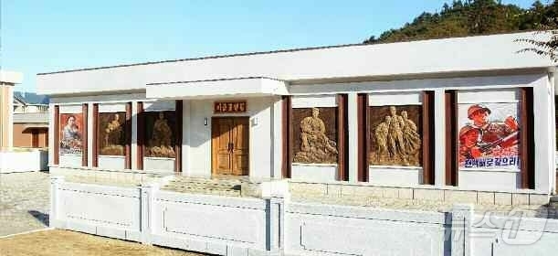 (평양 노동신문=뉴스1) = 북한 노동당 기관지 노동신문은 20일 "운산군 답상농장에 사회주의농촌문명을 자랑하며 새 살림집, 사무청사, 문화회관, 답상원, 진료소, 10일유치원, …