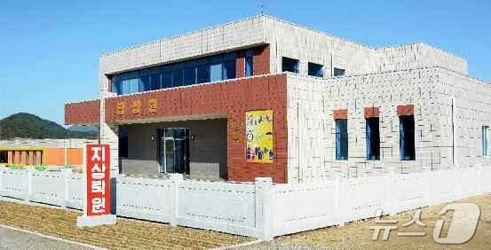 (평양 노동신문=뉴스1) = 북한 노동당 기관지 노동신문은 20일 "운산군 답상농장에 사회주의농촌문명을 자랑하며 새 살림집, 사무청사, 문화회관, 답상원, 진료소, 10일유치원, …