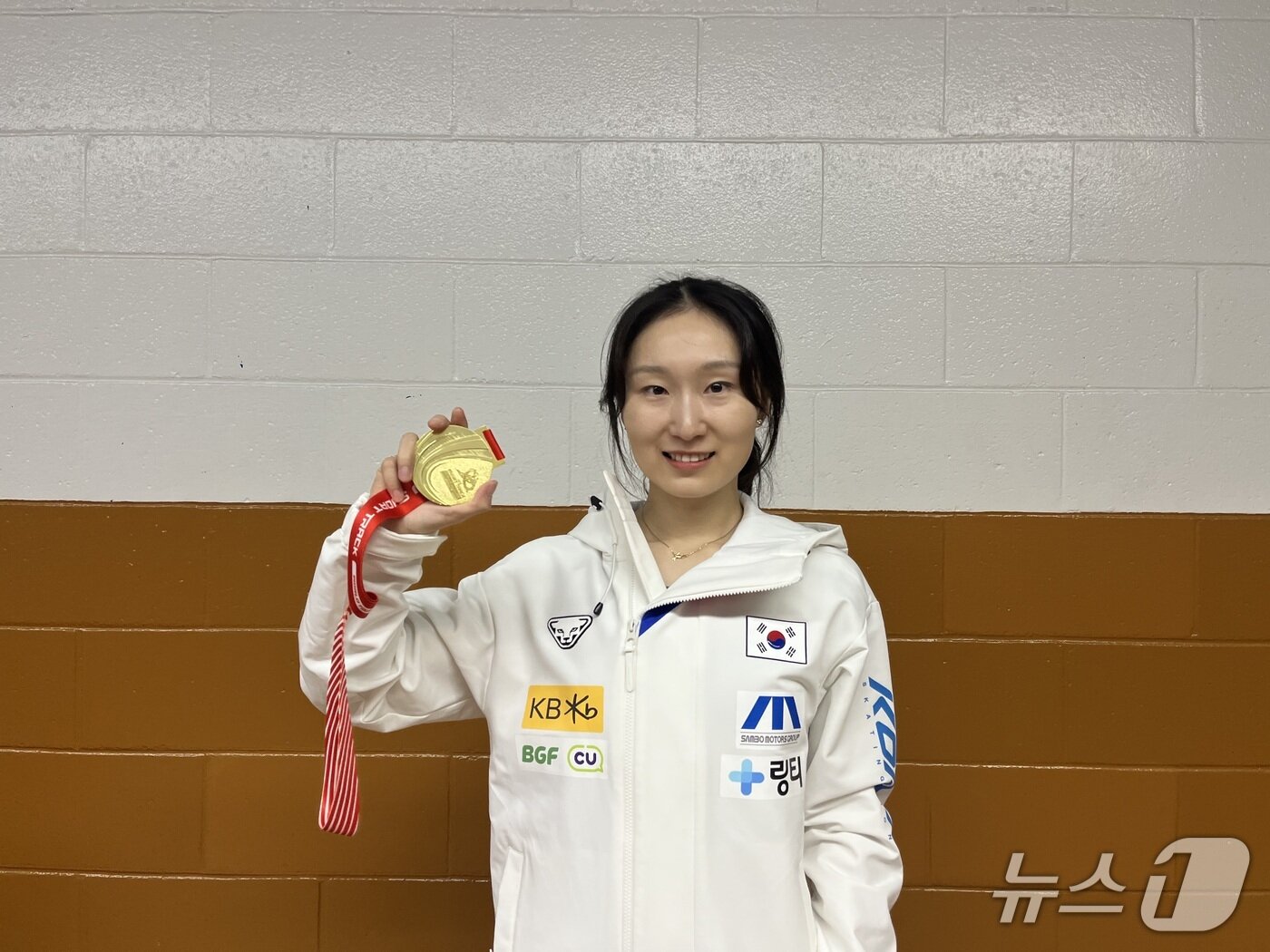 본문 이미지 - 최민정이 ISU 쇼트트랙 월드투어 2차대회 여자 1500m에서 금메달을 수확했다. &#40;올댓스포츠 제공&#41;