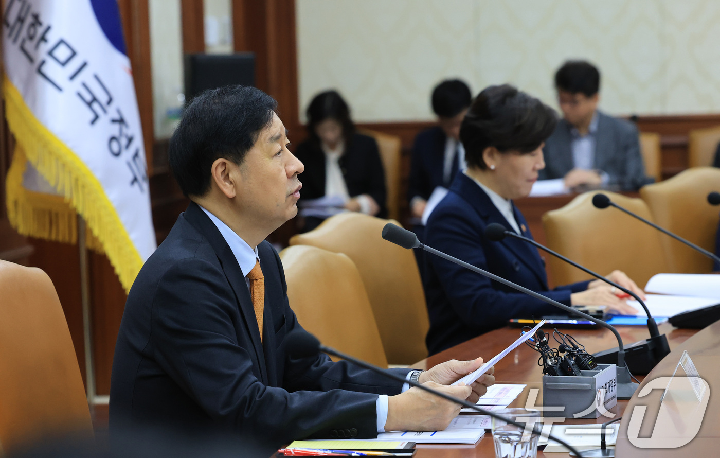 (서울=뉴스1) 임세영 기자 = 구윤철 경제부총리 겸 기획재정부 장관이 20일 오전 서울 종로구 정부서울청사에서 열린 성장전략 TF 겸 경제관계장관회의에서 모두발언을 하고 있다. …