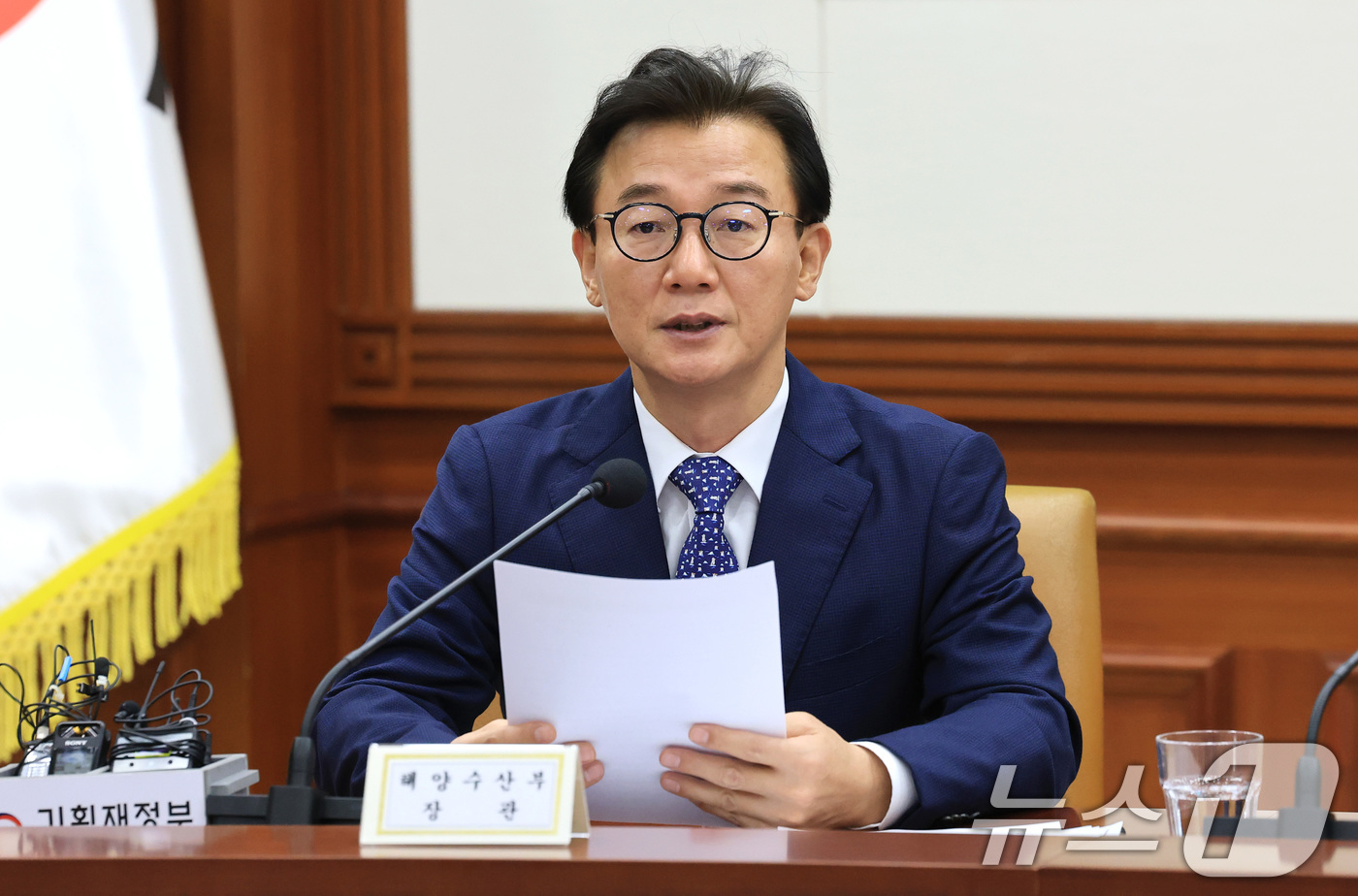 (서울=뉴스1) 임세영 기자 = 전재수 해양수산부 장관이 20일 오전 서울 종로구 정부서울청사에서 열린 성장전략 TF 겸 경제관계장관회의에서 발언을 하고 있다. 2025.10.20 …