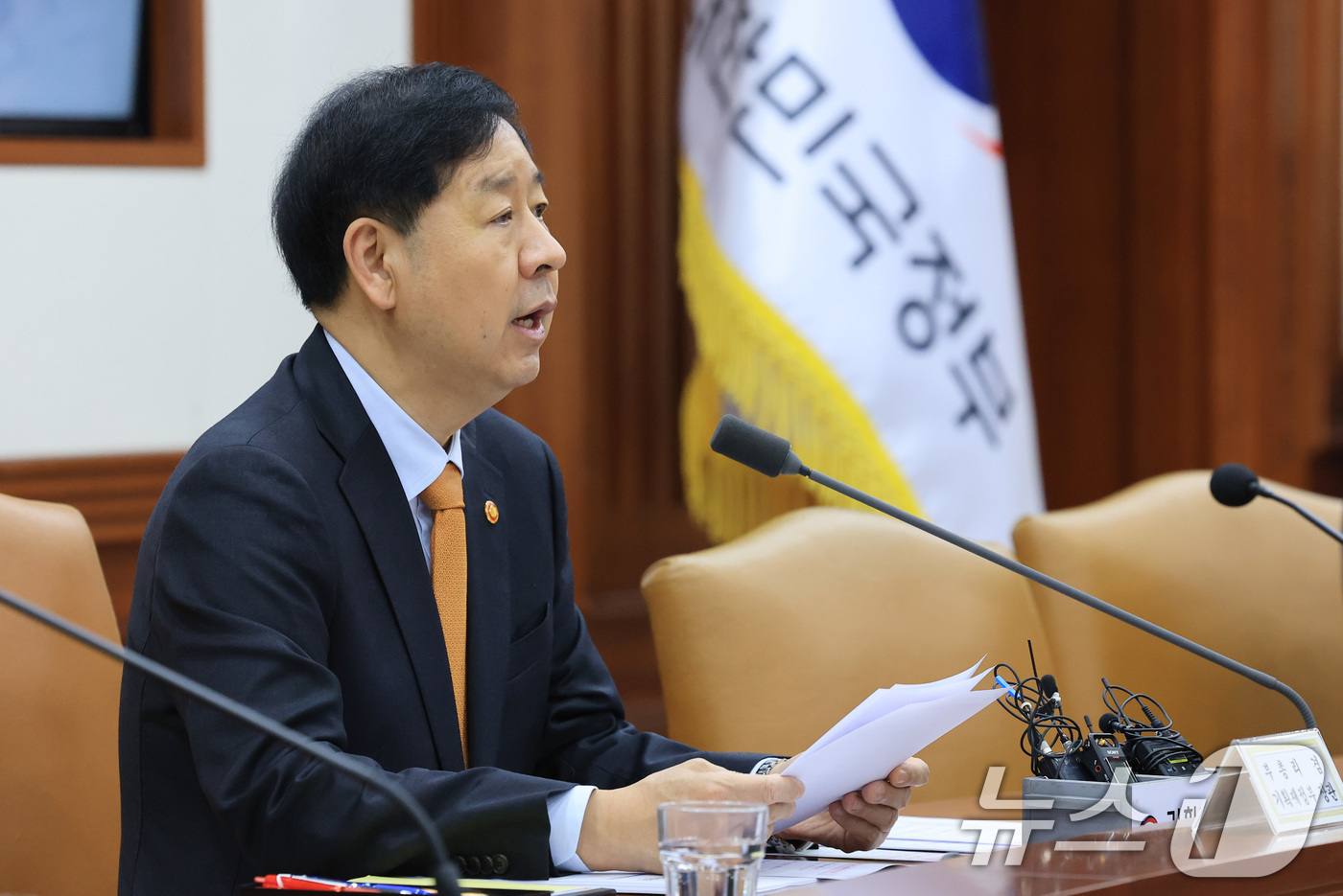 (서울=뉴스1) 임세영 기자 = 구윤철 경제부총리 겸 기획재정부 장관이 20일 오전 서울 종로구 정부서울청사에서 열린 성장전략 TF 겸 경제관계장관회의에서 모두발언을 하고 있다. …