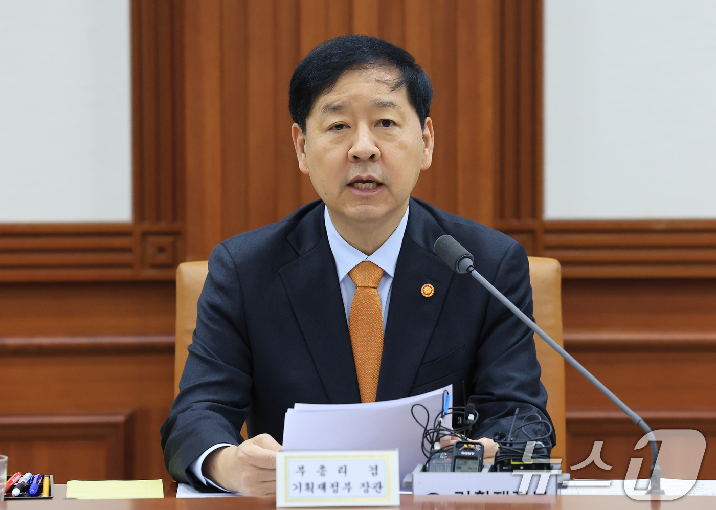 (서울=뉴스1) 임세영 기자 = 구윤철 경제부총리 겸 기획재정부 장관이 20일 오전 서울 종로구 정부서울청사에서 열린 성장전략 TF 겸 경제관계장관회의에서 모두발언을 하고 있다. …