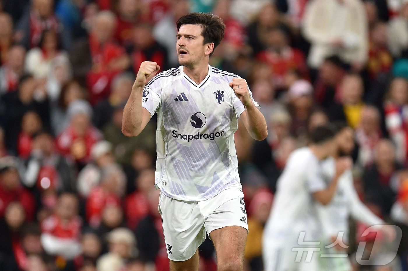 본문 이미지 - 맨유 수비수 해리 매과이어는 20일&#40;한국시간&#41; 열린 2025-26 EPL 8라운드 리버풀과 원정 경기에서 후반 39분 결승 골을 터뜨려 팀의 2-1 승리를 이끌었다. ⓒ AFP=뉴스1