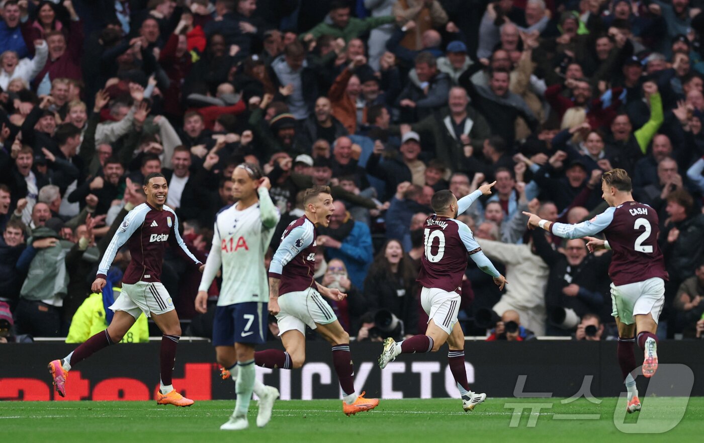 본문 이미지 - 토트넘&#40;유니폼 상의 흰색&#41;은 안방에서 애스턴 빌라에 1-2로 졌다. ⓒ 로이터=뉴스1