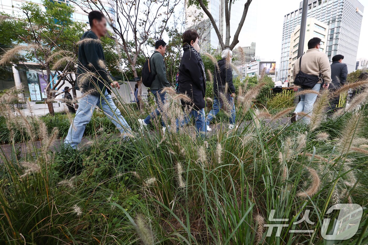 본문 이미지 - 서울을 비롯한 대부분 지역의 아침 최저 기온이 한 자릿수로 떨어지며 올가을 가장 추운 날씨를 보인 20일 오전 서울 광화문 사거리에서 두꺼운 옷을 입은 시민들이 발걸음을 옮기고 있다. 2025.10.20/뉴스1 ⓒ News1 김민지 기자
