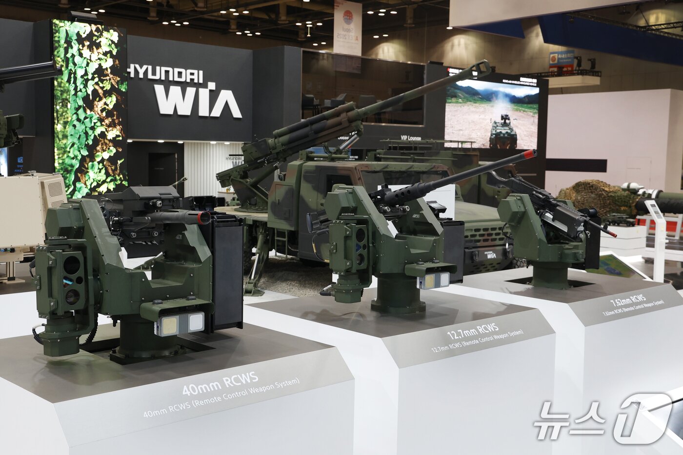 본문 이미지 - 현대위아가 20일 경기 고양 킨텍스에서 개막한 국내 최대 규모 방산 전시회 &#39;ADEX 2025&#39;에서 공개한 원격사격통제체계&#40;RCWS&#41;의 모습&#40;현대위아 제공&#41;. 2025.10.20.
