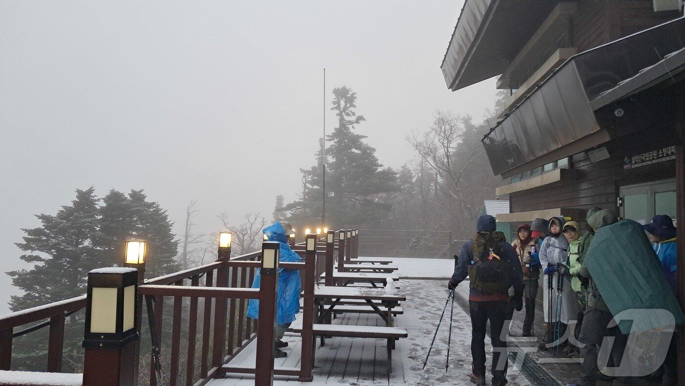 본문 이미지 - 20일 오전 설악산 고지대에 올해 첫눈이 관측됐다. 올해 설악산 첫눈은 지난해(10월 19일)보다 하루 늦고 2023년(10월 21일)보다 1일 빠른 것이다.(설악산국립공원사무소 제공, 재판매 및 DB 금지) 2025.10.20/뉴스1 ⓒ News1 윤왕근 기자