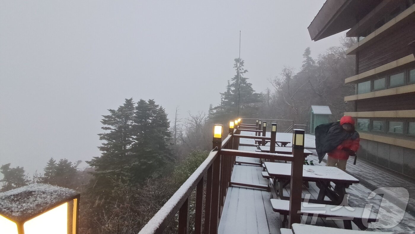 본문 이미지 - 20일 오전 설악산 고지대에 올해 첫눈이 관측됐다. 올해 설악산 첫눈은 지난해(10월 19일)보다 하루 늦고 2023년(10월 21일)보다 1일 빠른 것이다.(설악산국립공원사무소 제공, 재판매 및 DB 금지) 2025.10.20/뉴스1 ⓒ News1 윤왕근 기자