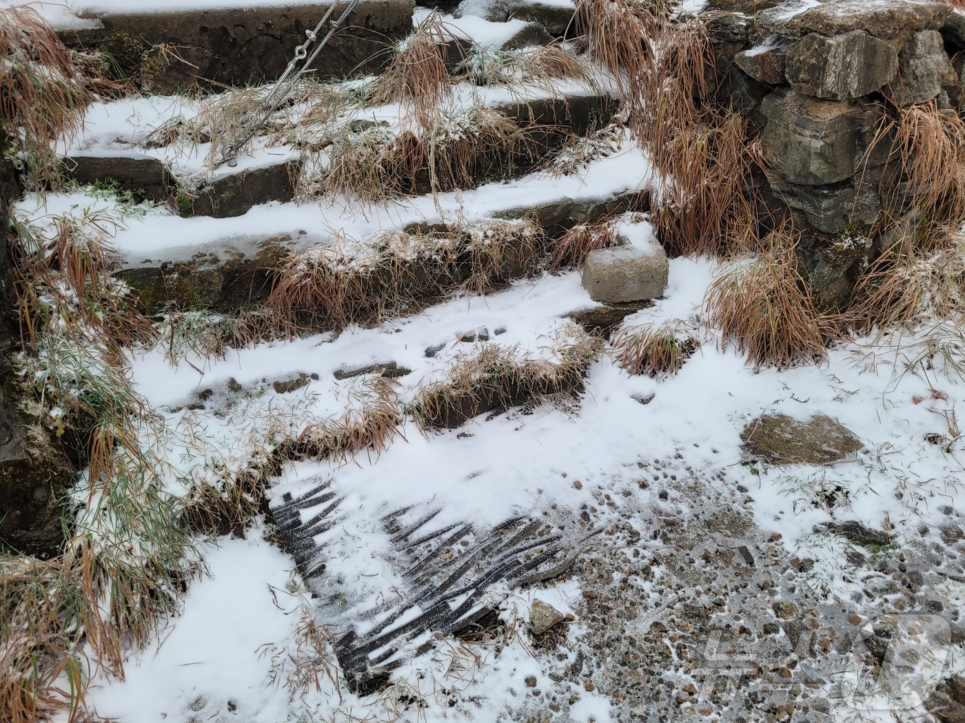 (속초=뉴스1) 윤왕근 기자 = 20일 오전 설악산 고지대에 올해 첫눈이 관측됐다. 올해 설악산 첫눈은 지난해(10월 19일)보다 하루 늦고 2023년(10월 21일)보다 1일 빠 …