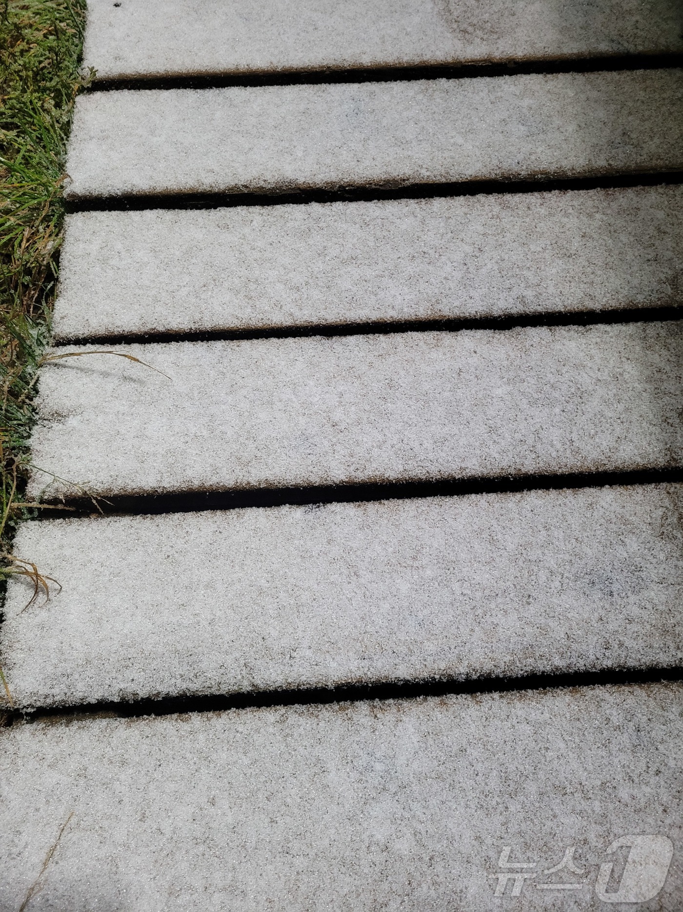 (속초=뉴스1) 윤왕근 기자 = 20일 오전 설악산 고지대에 올해 첫눈이 관측됐다. 올해 설악산 첫눈은 지난해(10월 19일)보다 하루 늦고 2023년(10월 21일)보다 1일 빠 …