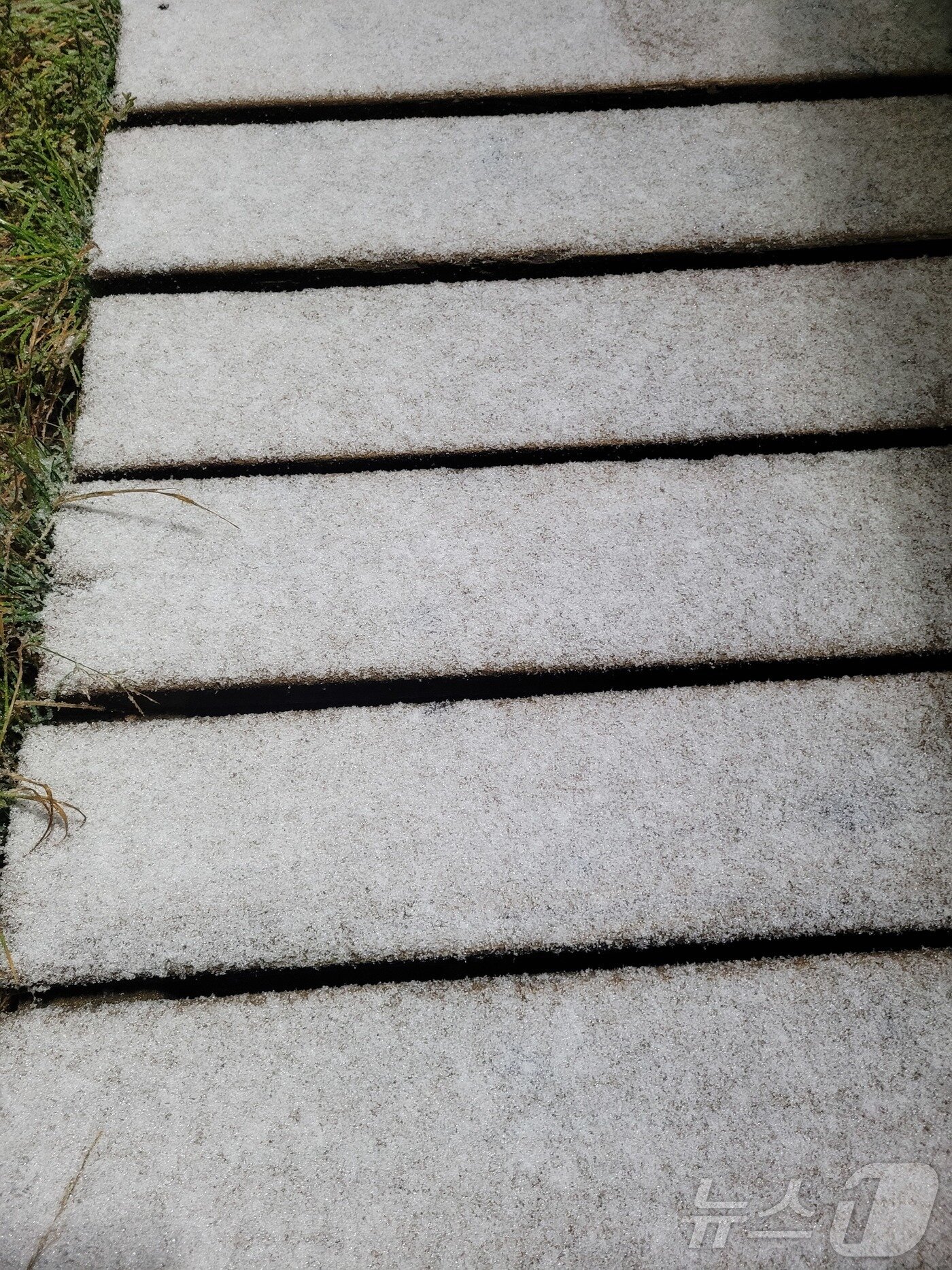 본문 이미지 - 20일 오전 설악산 고지대에 올해 첫눈이 관측됐다. 올해 설악산 첫눈은 지난해(10월 19일)보다 하루 늦고 2023년(10월 21일)보다 1일 빠른 것이다.(설악산국립공원사무소 제공, 재판매 및 DB 금지) 2025.10.20/뉴스1 ⓒ News1 윤왕근 기자