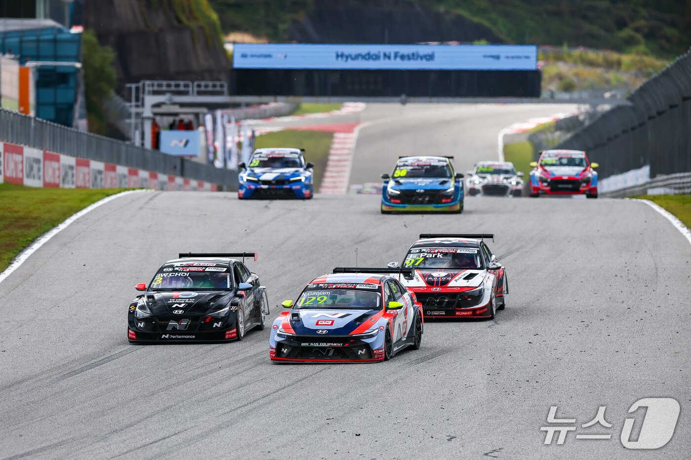 본문 이미지 -  2025 TCR 월드투어 한국 레이스에서 질주하는 현대자동차 'BRC 현대 N 스쿼드라 코르세'(Squardra Corse) 팀 '더 뉴 엘란트라 N TCR' 경주차. (현대차 제공) 