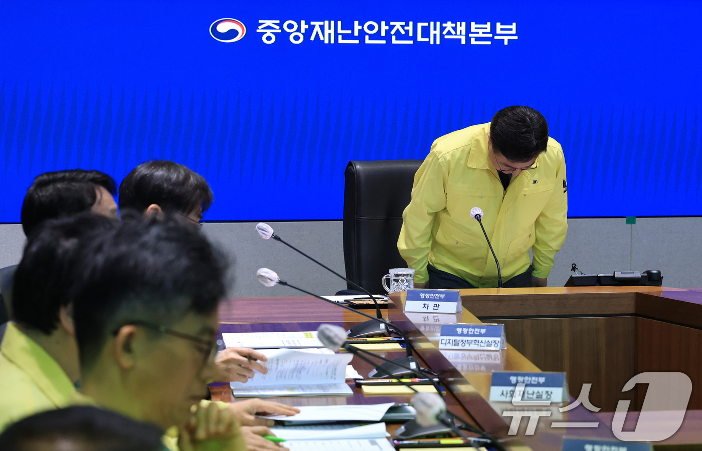 (서울=뉴스1) 임세영 기자 = 윤호중 행정안전부 장관이 20일 서울 종로구 정부서울청사 중앙재난안전상황실 서울상황센터에서 열린 국가정보자원관리원(국정자원) 행정정보시스템 화재 관 …