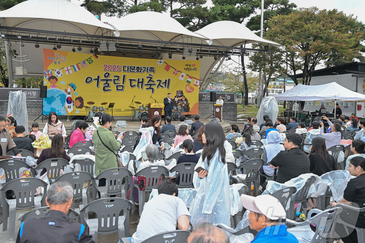 (공주=뉴스1) 이동원 기자 = 최원철 공주시장이 지난 18일 산성시장 문화공원에서 ‘2025 공주시 다문화가족 어울림 대축제’를 찾아 인사말을 하고 있다.이날 행사에는 최 시장을 …