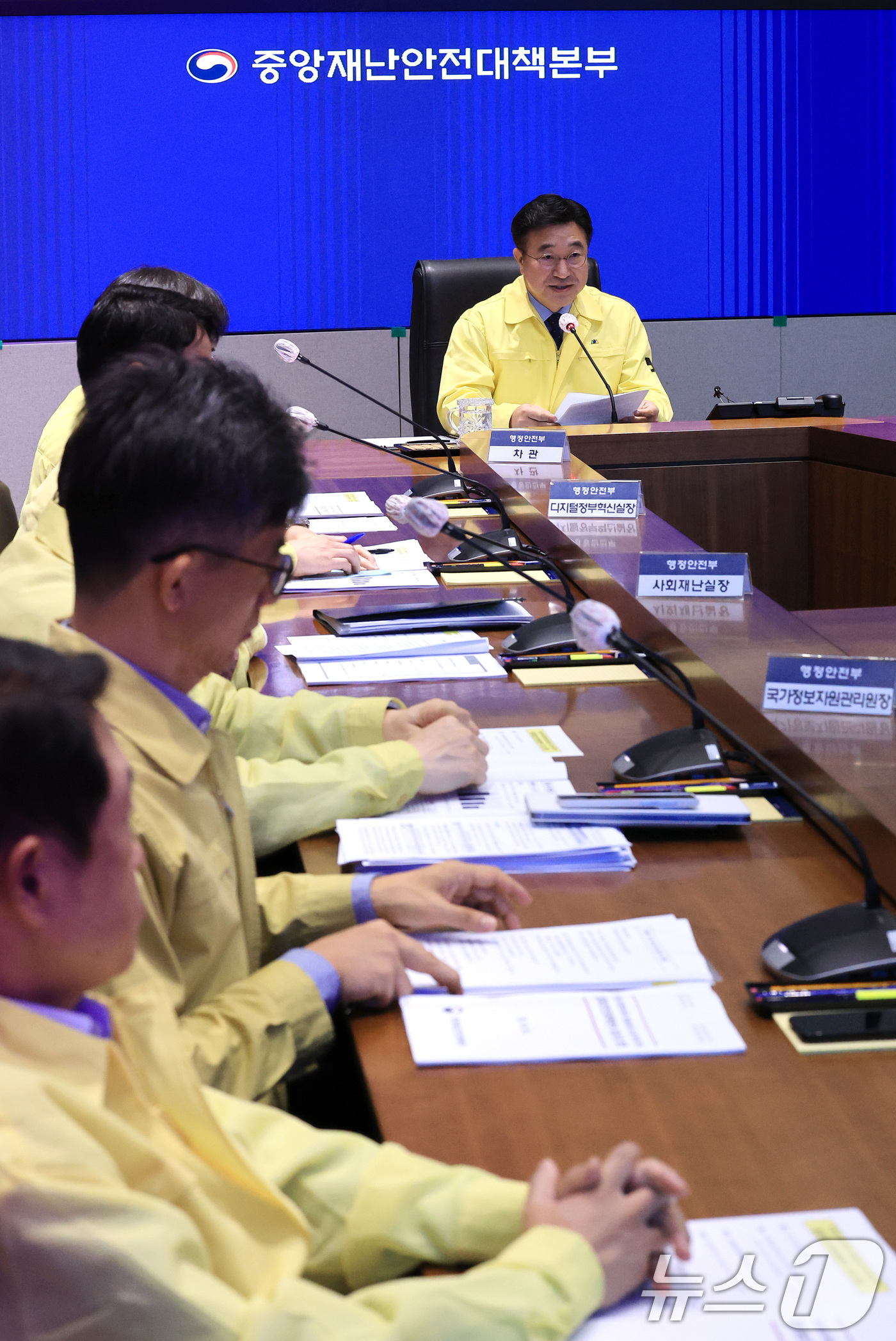 (서울=뉴스1) 임세영 기자 = 윤호중 행정안전부 장관이 20일 서울 종로구 정부서울청사 중앙재난안전상황실 서울상황센터에서 열린 국가정보자원관리원(국정자원) 행정정보시스템 화재 관 …