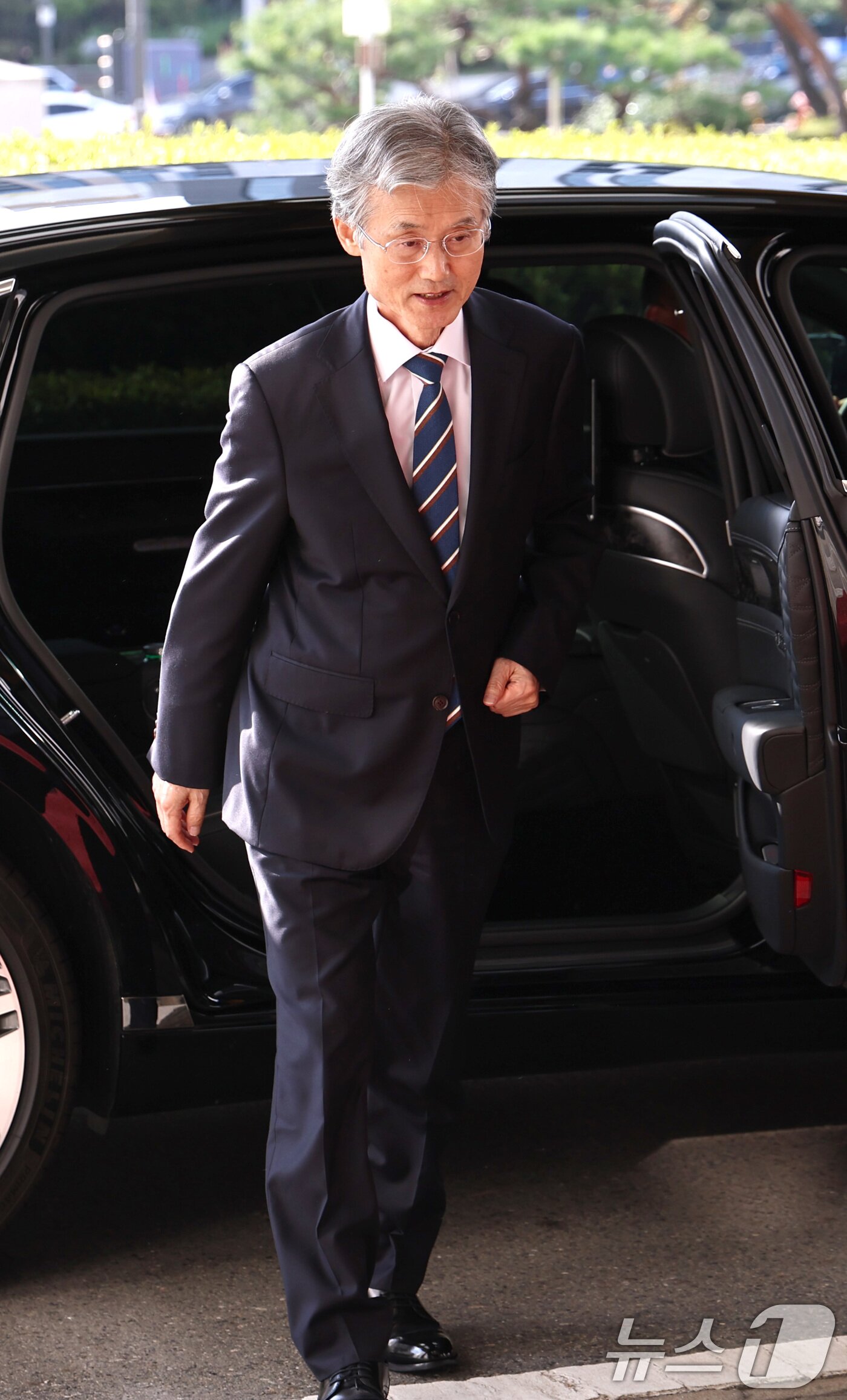 본문 이미지 - 조희대 대법원장이 20일 오전 서울 서초구 대법원으로 출근하고 있다. 2025.10.20/뉴스1 ⓒ News1 구윤성 기자