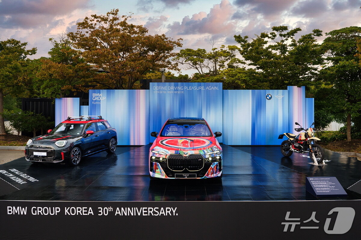 본문 이미지 - BMW 레이디스 챔피언십 2025 현장에 마련된 BMW 코리아 한국 법인 설립 30주년 기념존 &#40;BMW 코리아 제공&#41;