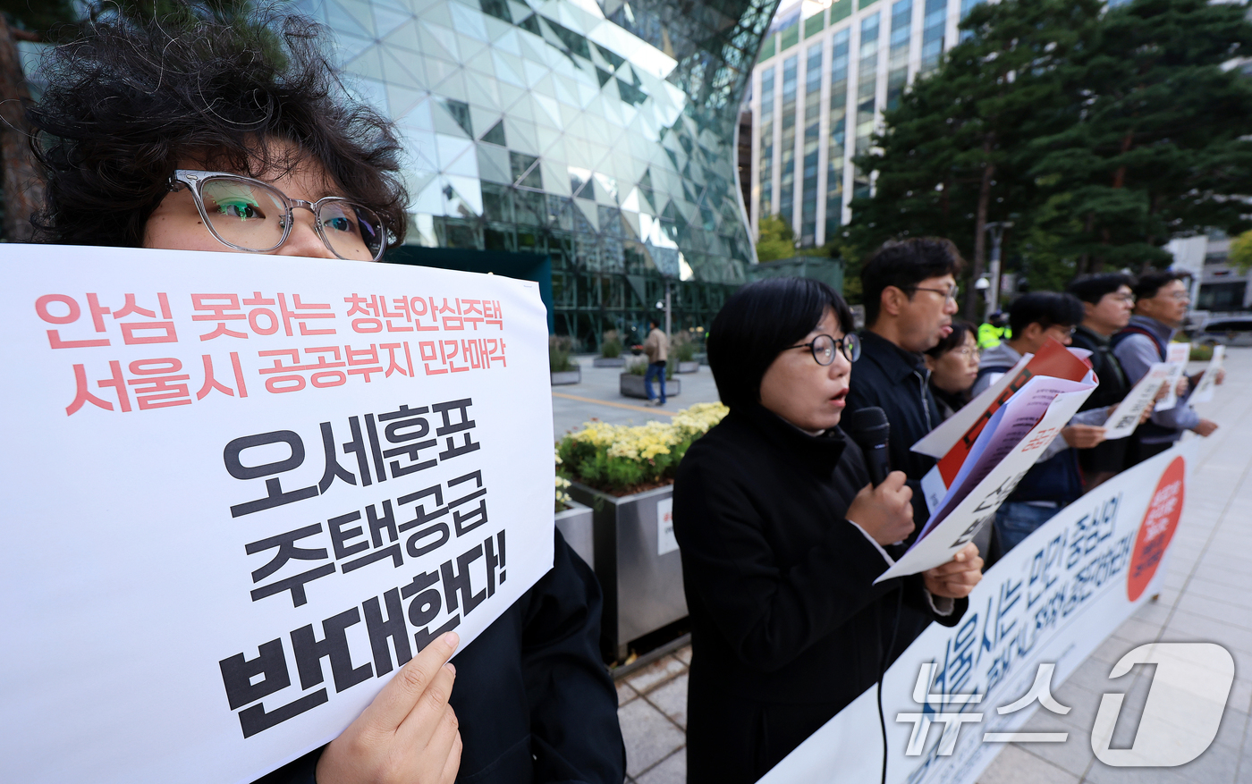 (서울=뉴스1) 이호윤 기자 = 주거권네트워크와 참여연대 등 시민단체 회원들이 20일 서울 중구 서울시청 앞에서 열린 '서울집값 상승-서민 주거 불안 가중 오세훈 서울시장 규탄 기 …