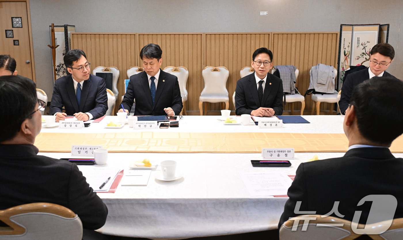 (서울=뉴스1) = 배경훈 과학기술부총리 겸 과학기술정보통신부 장관이 20일 서울 종로구 정부서울청사에서 열린 국정운영을 위한 부총리 간 간담회에서 발언을 하고 있다. (기획재정부 …