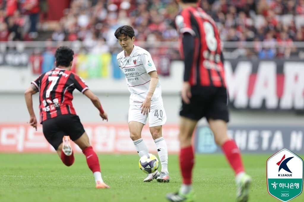 본문 이미지 - 포항 유니폼을 입고 서울월드컵경기장에서 FC서울과 경기한 기성용(한국프로축구연맹 제공)