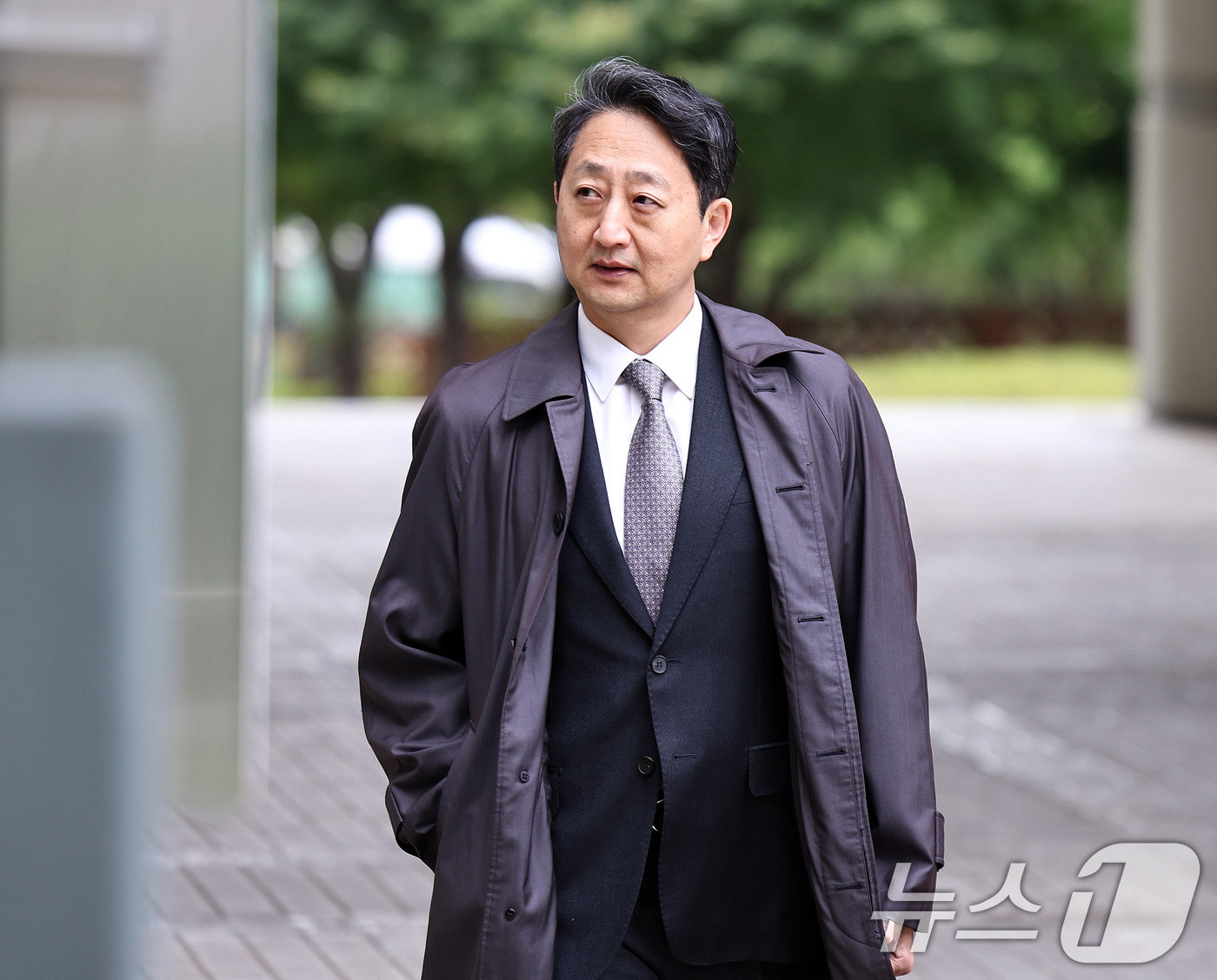 (서울=뉴스1) 구윤성 기자 = 안덕근 전 산업통상자원부 장관이 20일 오전 서울 서초구 서울중앙지방법원에서 열린 윤석열 전 대통령의 내란 우두머리 방조 및 위증 등 혐의 관련 공 …