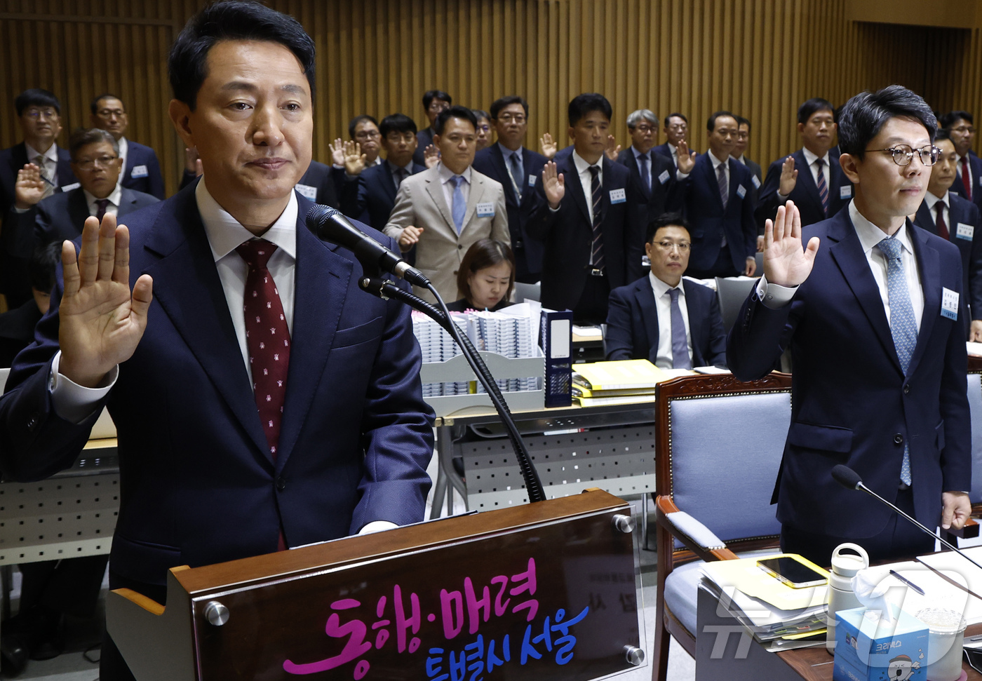 (서울=뉴스1) 박정호 기자 = 오세훈 서울시장이 20일 오전 서울 중구 서울시청에서 열린 국회 국토교통위원회의 서울시청에 대한 국정감사에서 증인 선서를 하고 있다. 2025.10 …