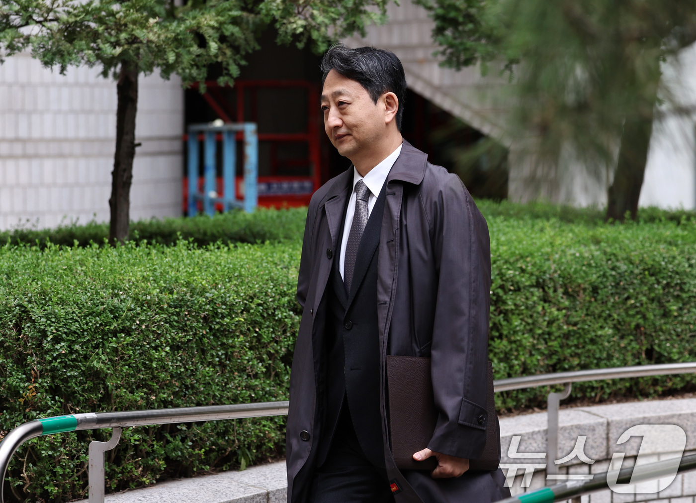 (서울=뉴스1) 구윤성 기자 = 안덕근 전 산업통상자원부 장관이 20일 오전 서울 서초구 서울중앙지방법원에서 열린 윤석열 전 대통령의 내란 우두머리 방조 및 위증 등 혐의 관련 공 …