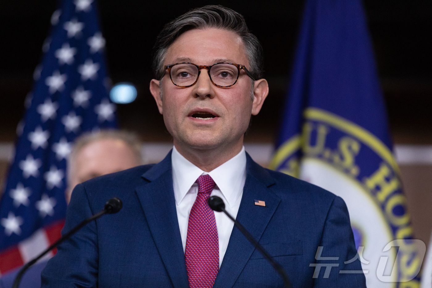 본문 이미지 - 마이크 존슨 미 하원의장&#40;공화·루이지애나&#41;이 17일&#40;현지시간&#41; 워싱턴DC 의사당에서 열린 기자회견에서 발언하고 있다. 2025.10.17. ⓒ AFP=뉴스1 ⓒ News1 윤다정 기자